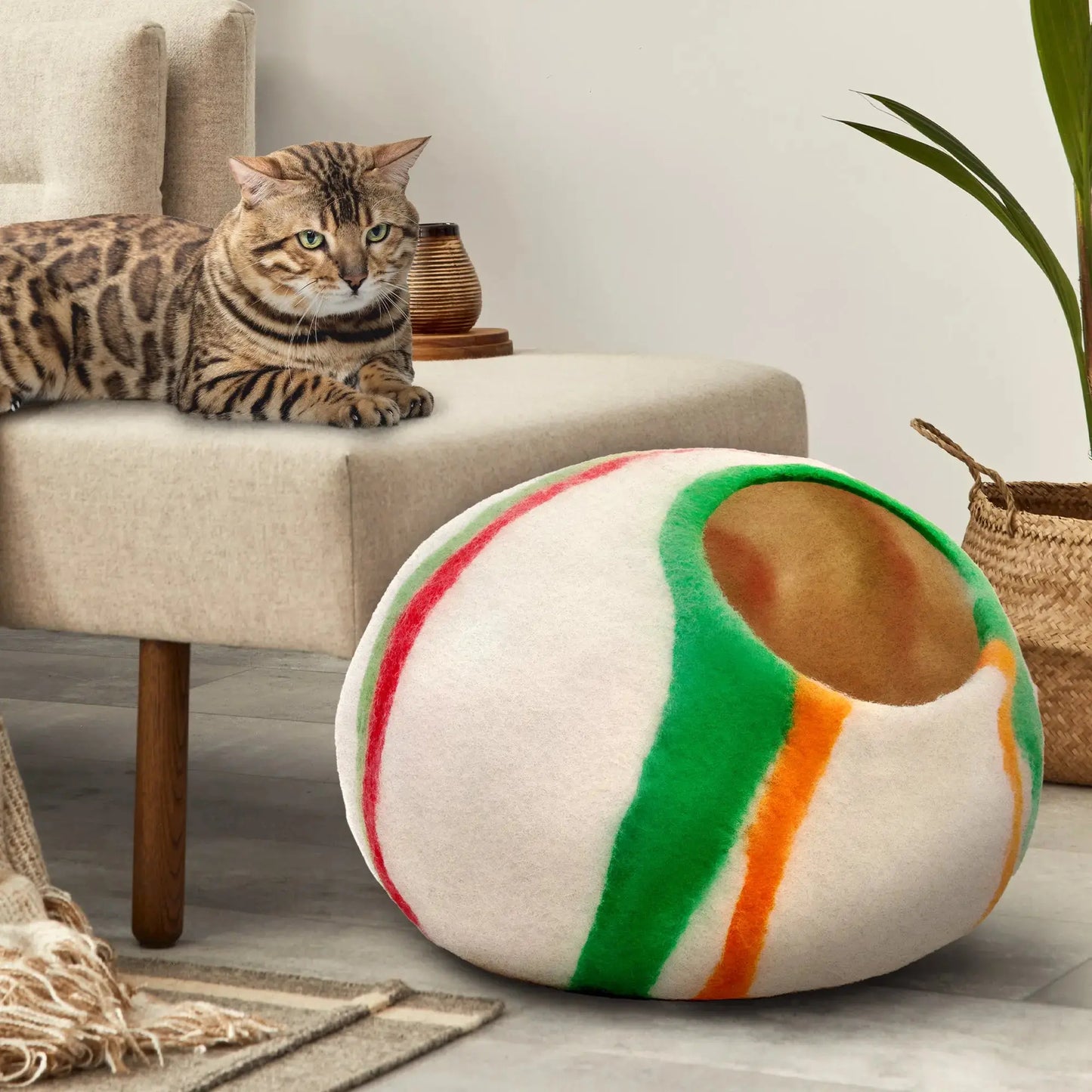 Luxury cat bed with felt material